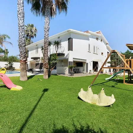 Dalia Con Piscina Villa